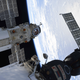 El módulo Nauka (izquierda) acoplado a la EEI, con una nave espacial Soyuz (derecha) cerca.